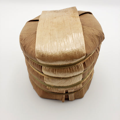 Bamboo wrapped tong of 5 tea cakes.