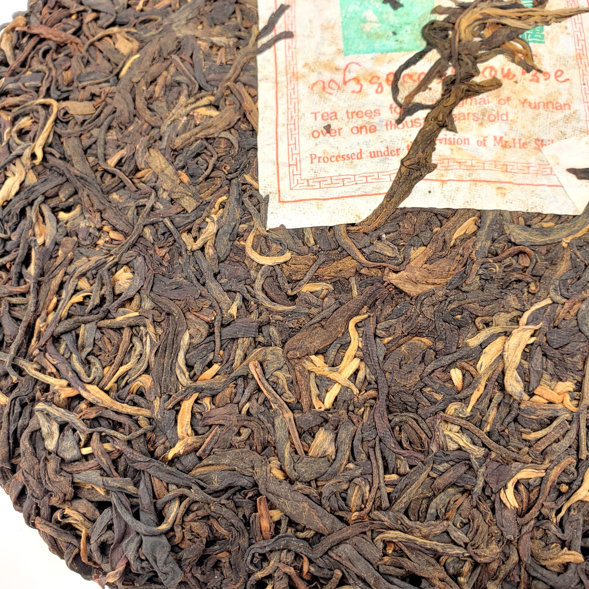 Close-up of a round tea cake with a label in the background